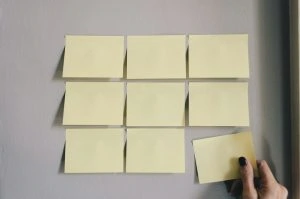 the image of blank post-notes symbolizing the objectives of each exhibition which needs to be defined for each of the objectives